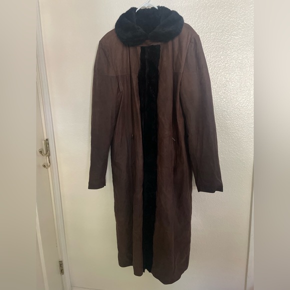 Elegant Brown Trench Coat with Black Trim - Picture 1 of 8
